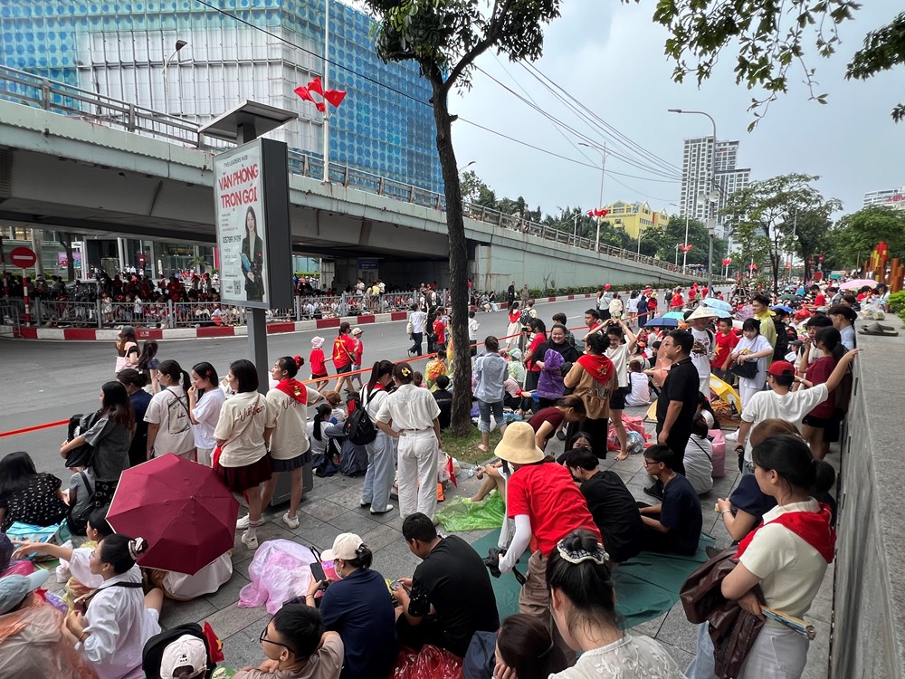 Hà Nội: Người dân đội nắng mưa háo hức chờ xem tổng hợp luyện diễu binh lần 2 