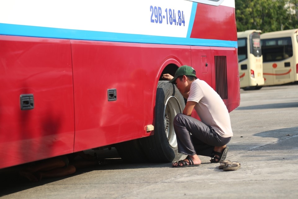 Một số t&agrave;i xế kiểm tra lại phương tiện để việc kiểm định được nhanh ch&oacute;ng.