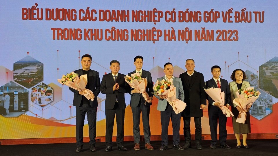 Biểu dương c&aacute;c doanh nghiệp c&oacute; đ&oacute;ng g&oacute;p đầu tư trong KCN năm 2023. Ảnh: Khắc Ki&ecirc;n