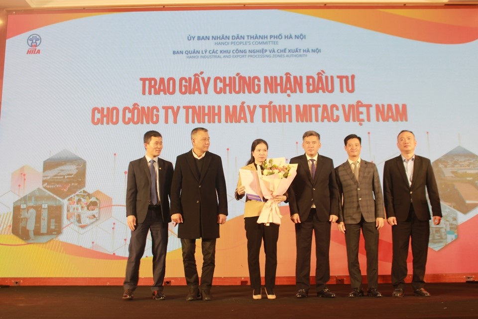 Trao giấy chứng nh&acirc;n đ&agrave;u tư cho C&ocirc;ng ty TNHH M&aacute;y t&iacute;nh MITAC Việt Nam. Ảnh: Khắc Ki&ecirc;n