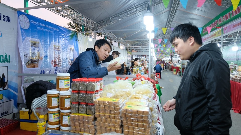 Quy tụ tại Kh&ocirc;ng gian văn ho&aacute; s&aacute;ng tạo T&acirc;y Hồ l&agrave; những đặc sản của khu vực miền Trung v&agrave; T&acirc;y Nguy&ecirc;n c&ugrave;ng 17 tỉnh, TP kh&aacute;c trong cả nước. Ri&ecirc;ng H&agrave; Nội c&oacute; 45 gian h&agrave;ng với tr&ecirc;n 1.000 sản phẩm OCOP.