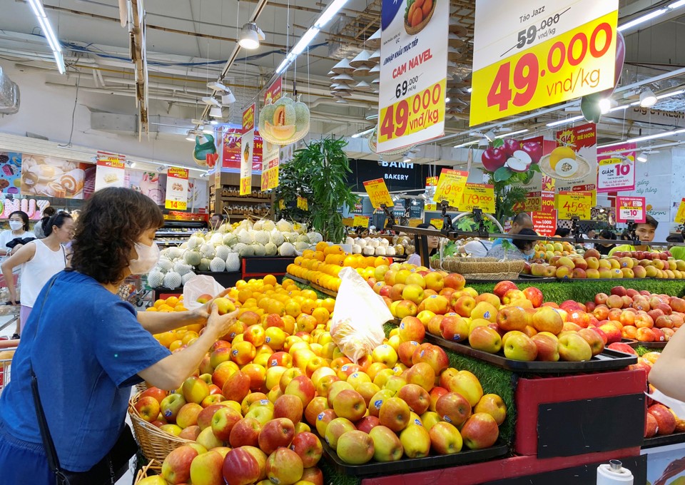 Người ti&ecirc;u d&ugrave;ng mua h&agrave;ng giảm gi&aacute; tại si&ecirc;u thị LOTTE Mart. Ảnh: Ho&agrave;i Nam