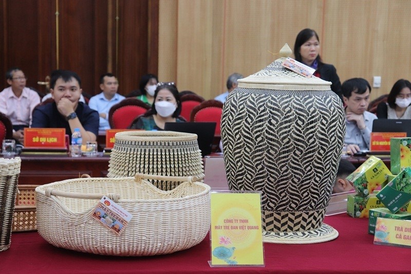 Sản phẩm m&acirc;y tre đan của l&agrave;ng nghề Ph&uacute; Vinh, x&atilde; Ph&uacute; Nghĩa tại một cuộc giới thiệu.