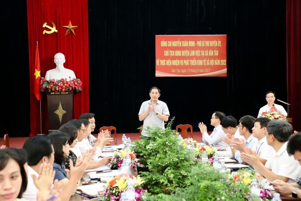 Chủ tịch UBND huyện Thường T&iacute;n Nguyễn Xu&acirc;n Minh c&ugrave;ng đo&agrave;n c&ocirc;ng t&aacute;c của huyện l&agrave;m việc với l&atilde;nh đạo x&atilde; V&acirc;n Tảo.