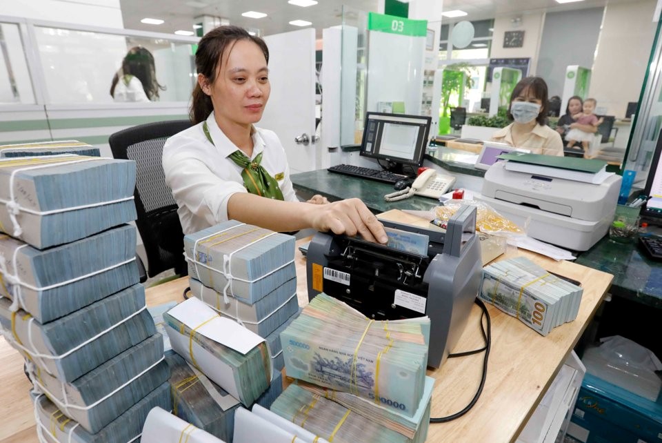 Hoạt động nghiệp vụ tại VietcomBank. Ảnh: Thanh Hải