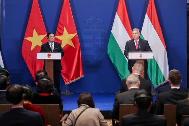 Thủ tướng Phạm Minh Ch&iacute;nh v&agrave; Thủ tướng Hungary Viktor Orb&aacute;n gặp gỡ b&aacute;o ch&iacute; sau khi tiến h&agrave;nh hội đ&agrave;m - Ảnh: VGP/Nhật Bắc &nbsp;