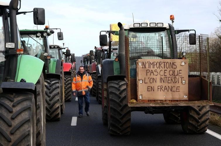 Người biểu t&igrave;nh dựng m&aacute;y k&eacute;o chặn ngang đường cao tốc gần thủ đ&ocirc;&nbsp; Paris h&ocirc;m 26/1. Ảnh: Reuters