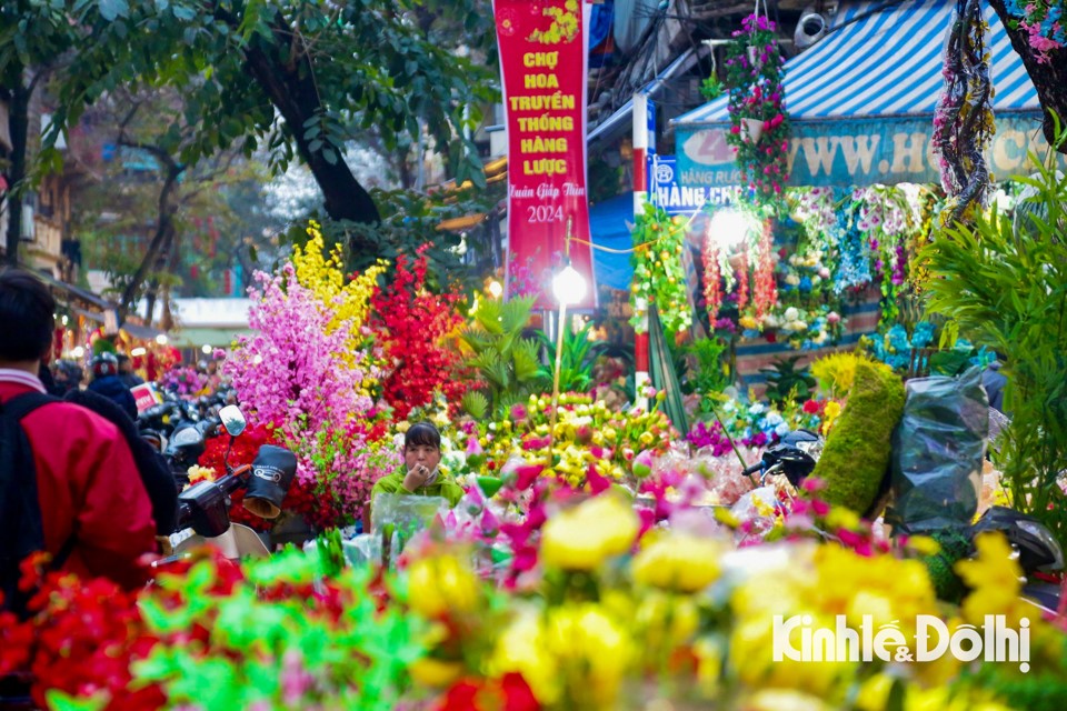 Ngo&agrave;i hoa tươi, chợ hoa H&agrave;ng Lược c&ograve;n b&agrave;y b&aacute;n những sản phẩm hoa giả nghệ thuật với đầy đủ m&agrave;u sắc kh&aacute;c nhau.