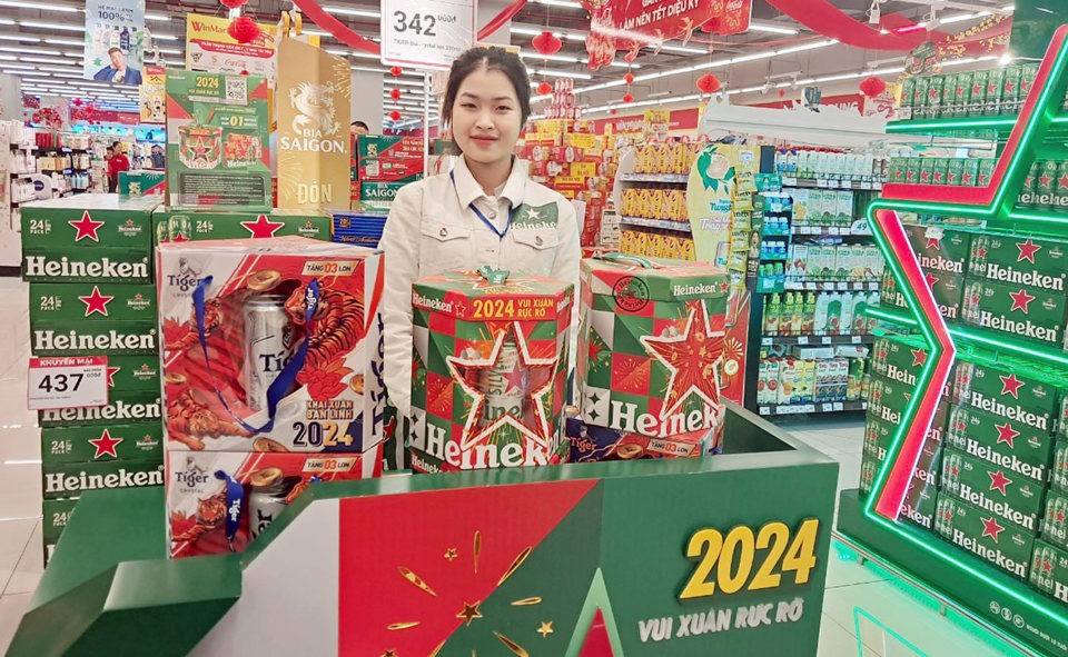 Nh&acirc;n vi&ecirc;n h&atilde;ng bia Heineken tại si&ecirc;u thị Winmart đợi kh&aacute;ch đến mua bia trong dịp Tết. Ảnh: Ho&agrave;i Nam