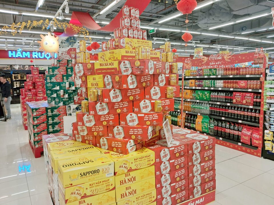 Gian h&agrave;ng b&aacute;n bia tại si&ecirc;u thị Winmart vắng b&oacute;ng người ti&ecirc;u d&ugrave;ng mua sản phẩm. Ảnh: Ho&agrave;i Nam