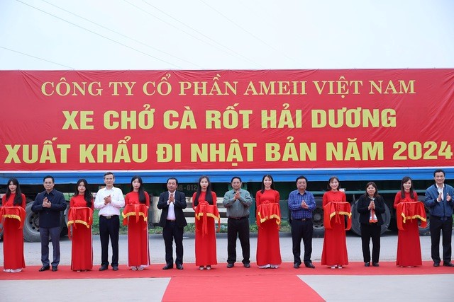 Thủ tướng Phạm Minh Ch&iacute;nh cắt băng ch&uacute;c mừng xuất khẩu l&ocirc; h&agrave;ng c&agrave; rốt sang thị trường Nhật Bản ng&agrave;y 15/2 - Ảnh: VGP/Nhật Bắc