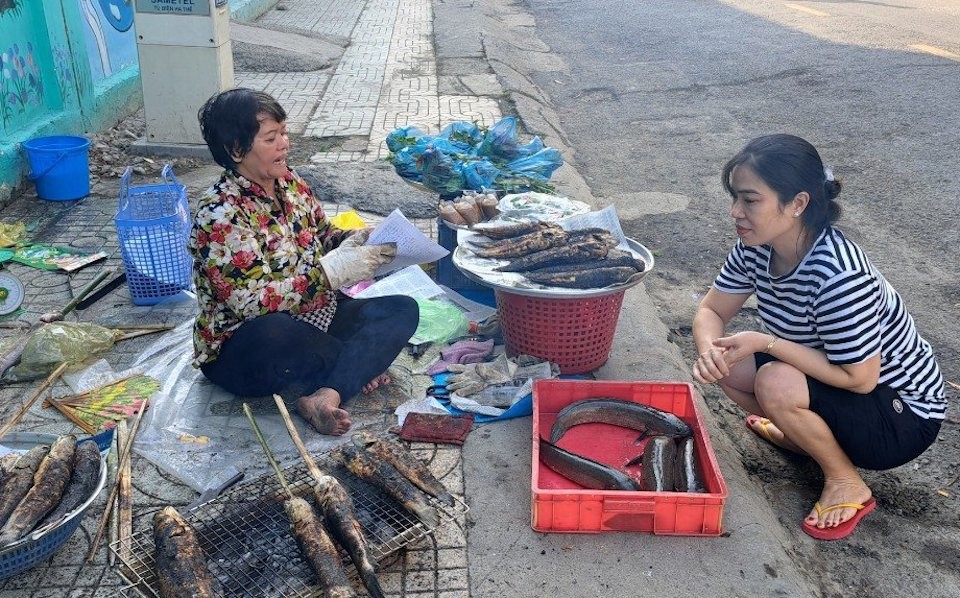 C&aacute;c hộ d&acirc;n ở đ&acirc;y kh&ocirc;ng b&aacute;n c&aacute; l&oacute;c nướng quanh năm, thay v&agrave;o đ&oacute; họ chỉ b&aacute;n duy nhất v&agrave;o ng&agrave;y v&iacute;a Thần T&agrave;i.&nbsp;Ảnh: T&acirc;n Tiến