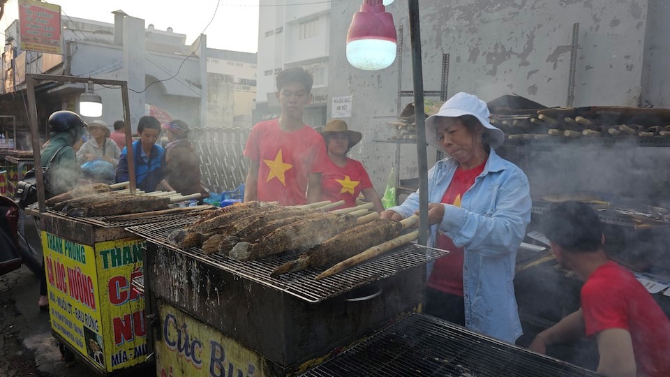 C&aacute; l&oacute;c để c&uacute;ng v&iacute;a Thần T&agrave;i kh&ocirc;ng cần ướp gia vị, được nướng nguy&ecirc;n con, kh&ocirc;ng đ&aacute;nh vảy, moi ruột, cắt v&acirc;y... C&aacute; được xi&ecirc;n v&agrave;o một c&acirc;y m&iacute;a nhỏ v&agrave; nướng khoảng 30 ph&uacute;t.&nbsp;Ảnh: Quang Minh