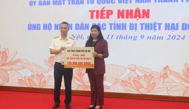 Ng&agrave;nh Thuế H&agrave; Nội ủng hộ 100 triệu đồng tới đồng b&agrave;o chịu ảnh hưởng bởi cơn b&atilde;o số 3.