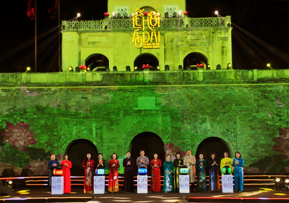 Ph&oacute; B&iacute; thư Thường trực Th&agrave;nh ủy H&agrave; Nội Nguyễn Thị Tuyến v&agrave; Ph&oacute; Chủ tịch UBND TP H&agrave; Nội Vũ Thu H&agrave;&nbsp; v&agrave; c&aacute;c đại biểu nhấn n&uacute;t khai mạc lễ hội. Ảnh: Ho&agrave;i Nam.