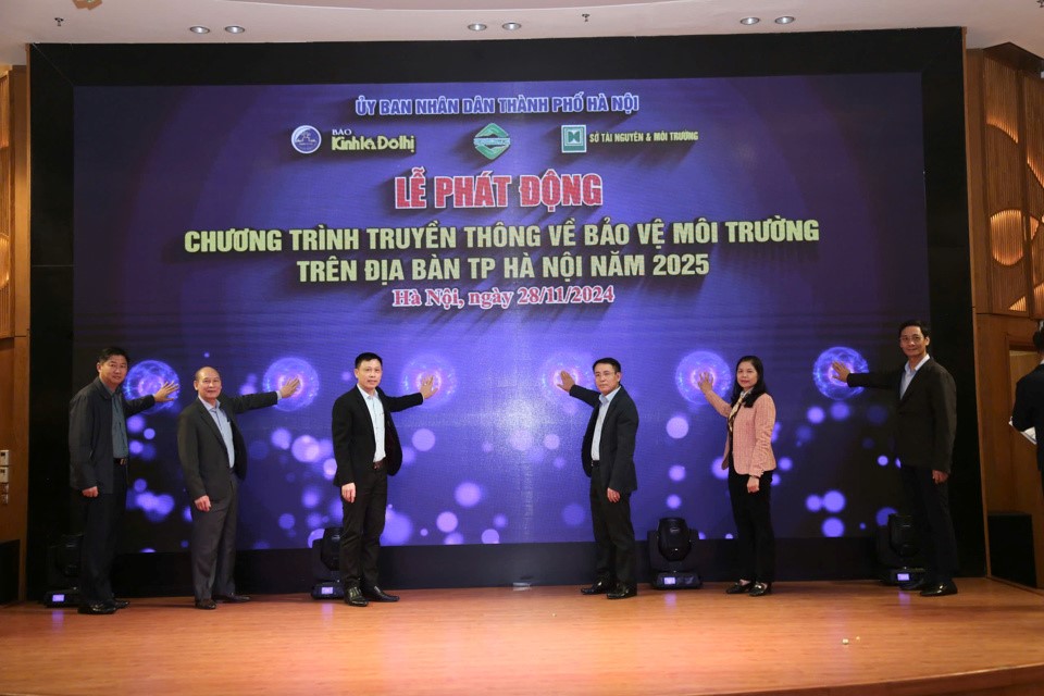 C&aacute;c đại biểu thực hiện nghi thức ph&aacute;t động Chương tr&igrave;nh truyền th&ocirc;ng về Bảo vệ m&ocirc;i trường tr&ecirc;n địa b&agrave;n TP H&agrave; Nội năm 2025. Ảnh: Phạm H&ugrave;ng.