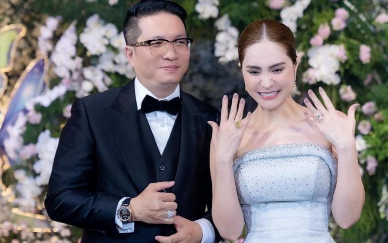 Liên tục khoe biệt thự, xe sang, vợ chồng Đoàn Di Băng có thực sự giàu có?