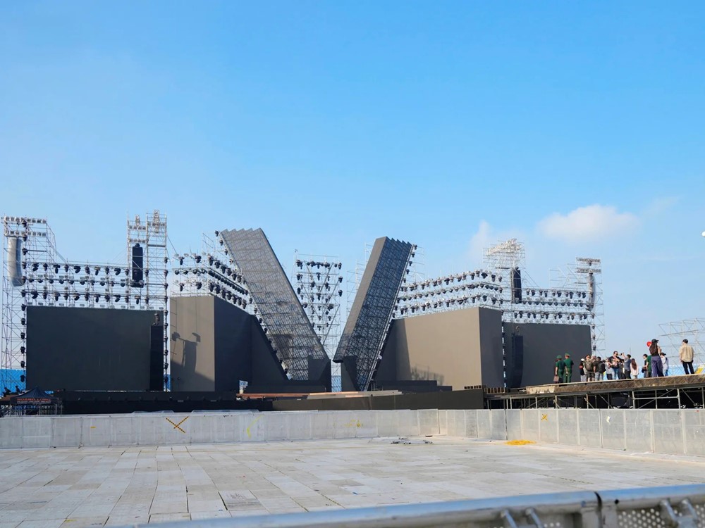 Bên trong sân khấu của concert quốc gia "Tổ quốc trong tim" - ảnh 3