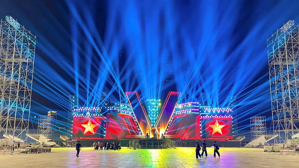 Bên trong sân khấu của concert quốc gia "Tổ quốc trong tim" - ảnh 9