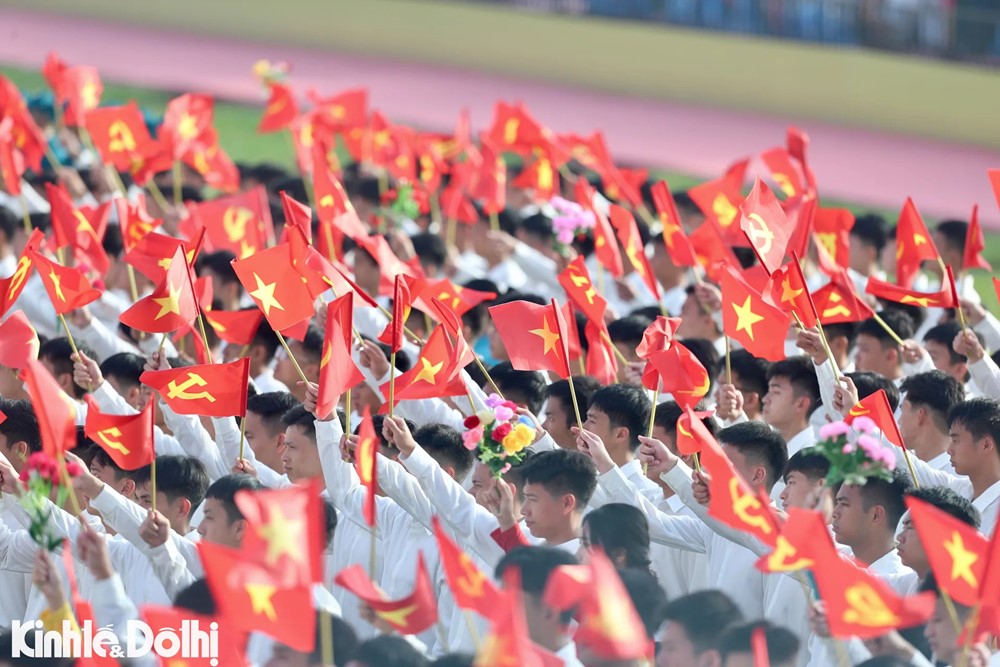 Hơn 800 chim bồ câu tung cánh giữa Quảng trường Ba Đình mừng Đại lễ A80 - ảnh 1