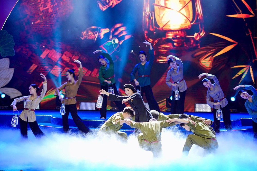 Hình ảnh 11 Chương trình nghệ thuật đặc biệt “Ơn nghĩa sinh thành 2025”: lan tỏa thông điệp yêu thương, giá trị đạo hiếu - ảnh 11