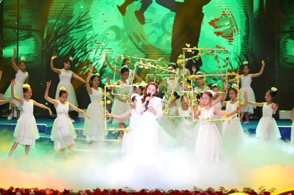 Hình ảnh 13 Chương trình nghệ thuật đặc biệt “Ơn nghĩa sinh thành 2025”: lan tỏa thông điệp yêu thương, giá trị đạo hiếu - ảnh 13