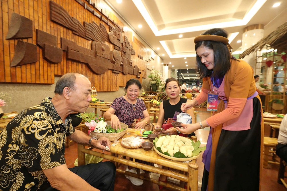 Chương trình “Ơn nghĩa sinh thành 2025”: đại biểu, khán giả hào hứng trải nghiệm “Không gian trở về bên mẹ” - ảnh 2