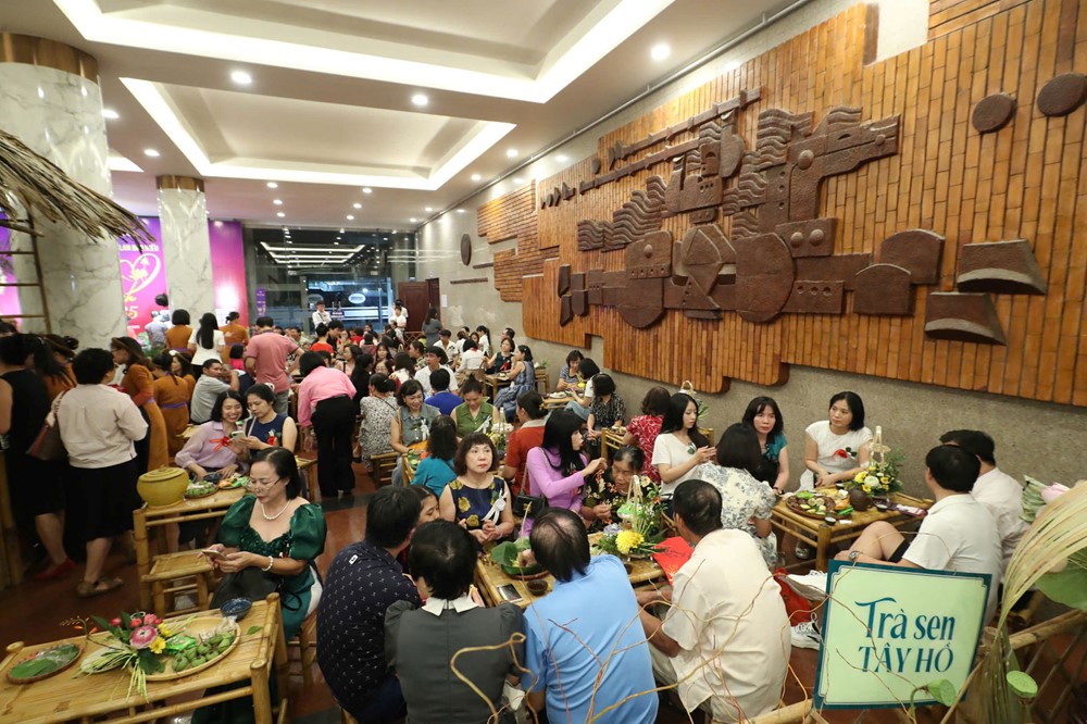 Chương trình “Ơn nghĩa sinh thành 2025”: đại biểu, khán giả hào hứng trải nghiệm “Không gian trở về bên mẹ” - ảnh 1