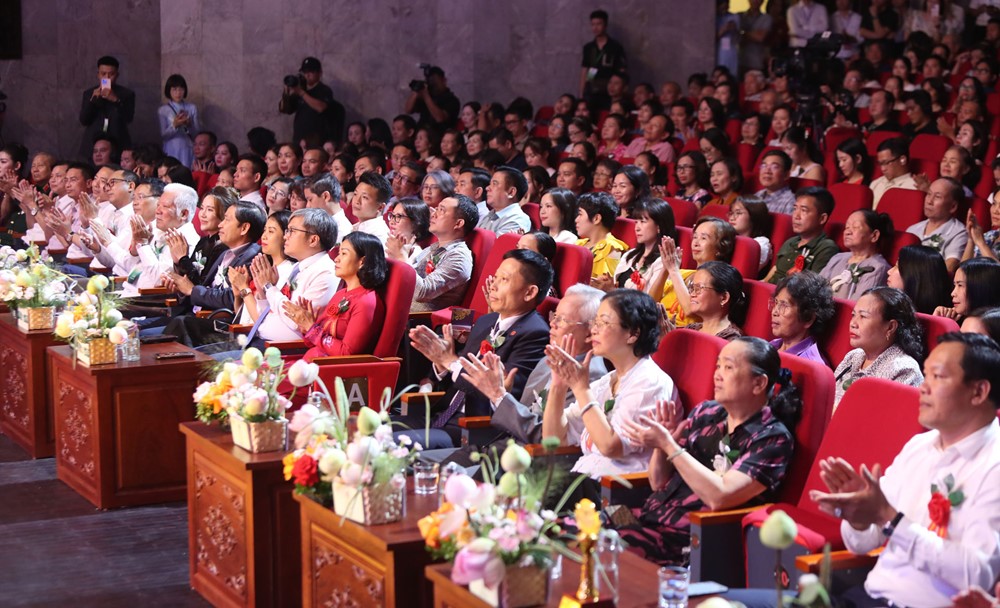 Hình ảnh 1 Chương trình nghệ thuật đặc biệt “Ơn nghĩa sinh thành 2025”: lan tỏa thông điệp yêu thương, giá trị đạo hiếu - ảnh 1