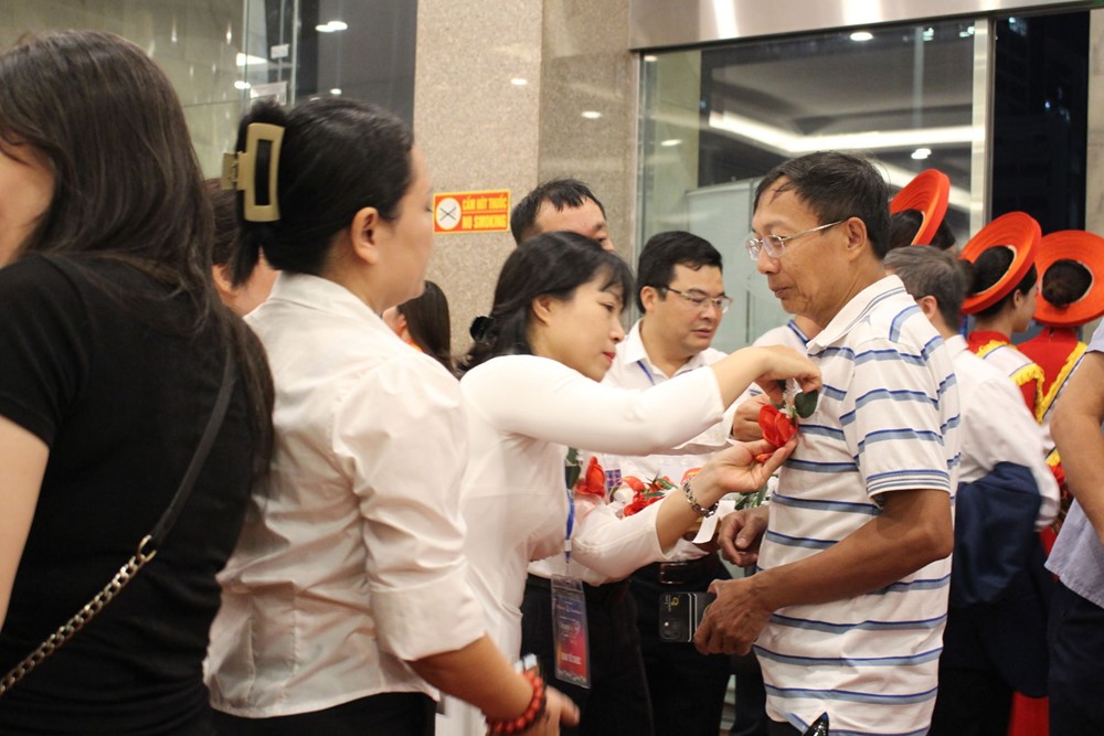 Xúc động nghi thức “Bông hồng cài áo” tại Chương trình “Ơn nghĩa sinh thành” 2025 - ảnh 8