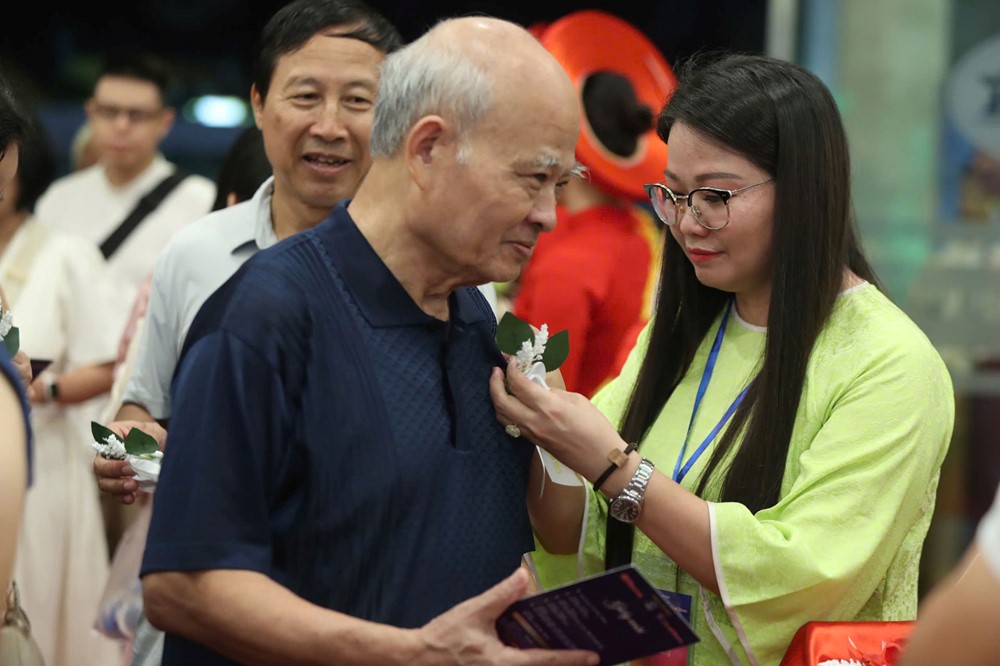 Xúc động nghi thức “Bông hồng cài áo” tại Chương trình “Ơn nghĩa sinh thành” 2025 - ảnh 2