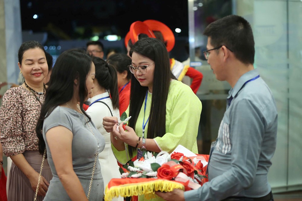 Xúc động nghi thức “Bông hồng cài áo” tại Chương trình “Ơn nghĩa sinh thành” 2025 - ảnh 6