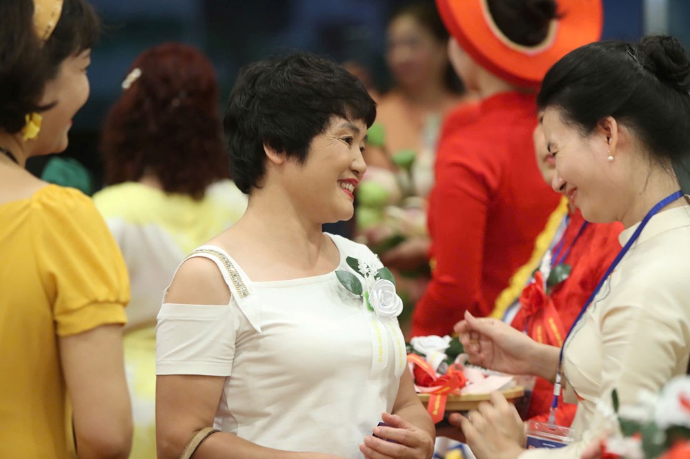 Xúc động nghi thức “Bông hồng cài áo” tại Chương trình “Ơn nghĩa sinh thành” 2025 - ảnh 4