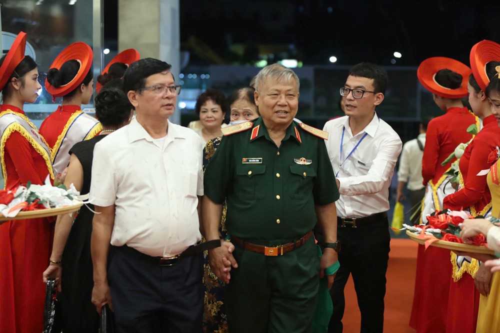 Xúc động nghi thức “Bông hồng cài áo” tại Chương trình “Ơn nghĩa sinh thành” 2025 - ảnh 3