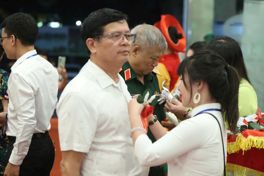 Xúc động nghi thức “Bông hồng cài áo” tại Chương trình “Ơn nghĩa sinh thành” 2025 - ảnh 1