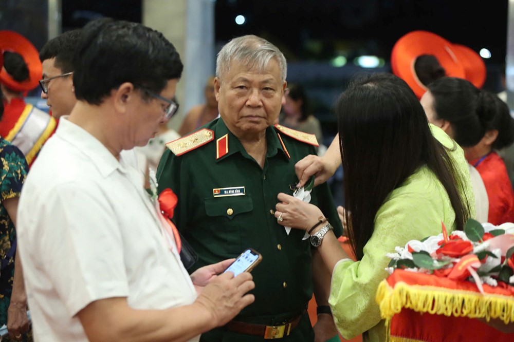 Xúc động nghi thức “Bông hồng cài áo” tại Chương trình “Ơn nghĩa sinh thành” 2025 - ảnh 5