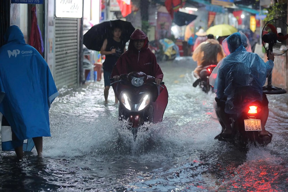 Mưa to xối xả, giao thông Hà Nội hỗn loạn trong giờ tan tầm chiều 30/9 - ảnh 12