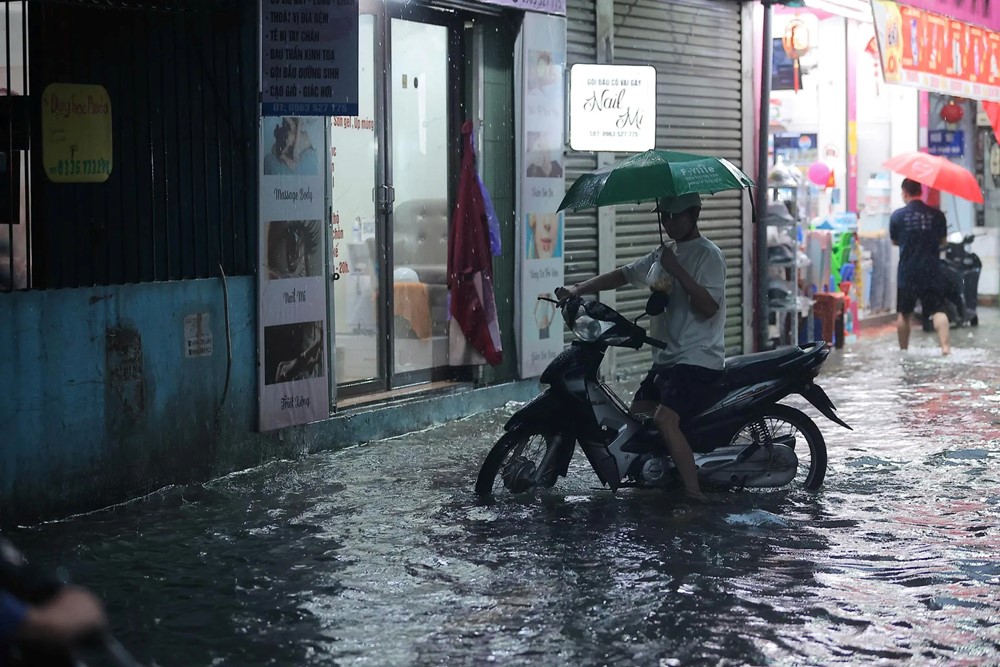 Mưa to xối xả, giao thông Hà Nội hỗn loạn trong giờ tan tầm chiều 30/9 - ảnh 17