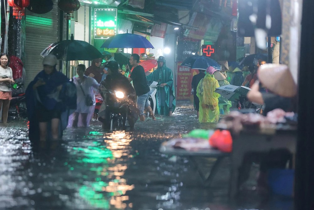 Mưa to xối xả, giao thông Hà Nội hỗn loạn trong giờ tan tầm chiều 30/9 - ảnh 18