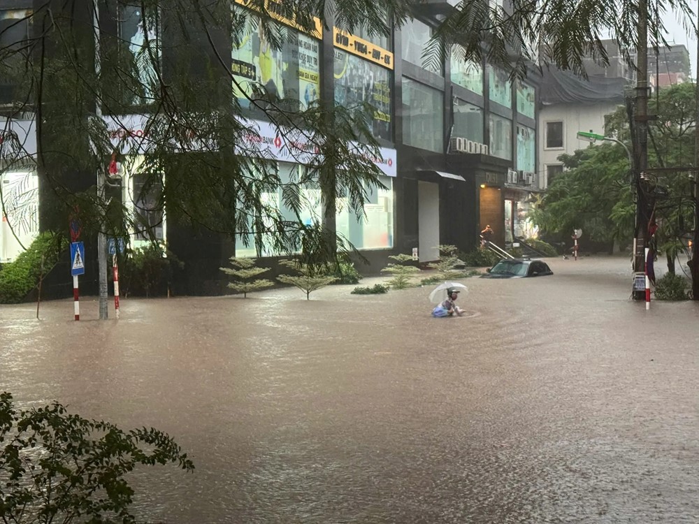 Mưa to xối xả, giao thông Hà Nội hỗn loạn trong giờ tan tầm chiều 30/9 - ảnh 34