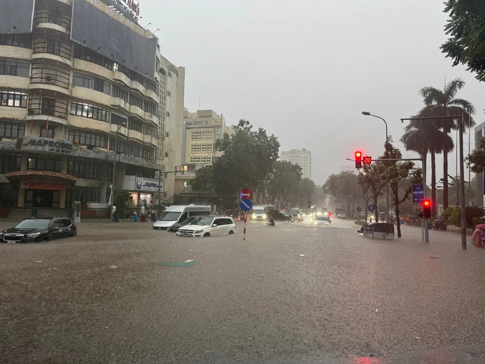 Mưa to xối xả, giao thông Hà Nội hỗn loạn trong giờ tan tầm chiều 30/9 - ảnh 20