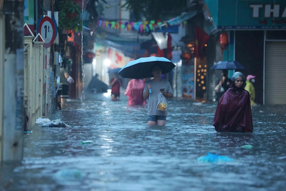 Mưa to xối xả, giao thông Hà Nội hỗn loạn trong giờ tan tầm chiều 30/9 - ảnh 13