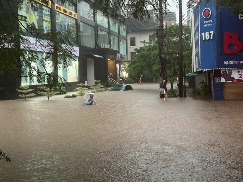 Mưa to xối xả, giao thông Hà Nội hỗn loạn trong giờ tan tầm chiều 30/9 - ảnh 28