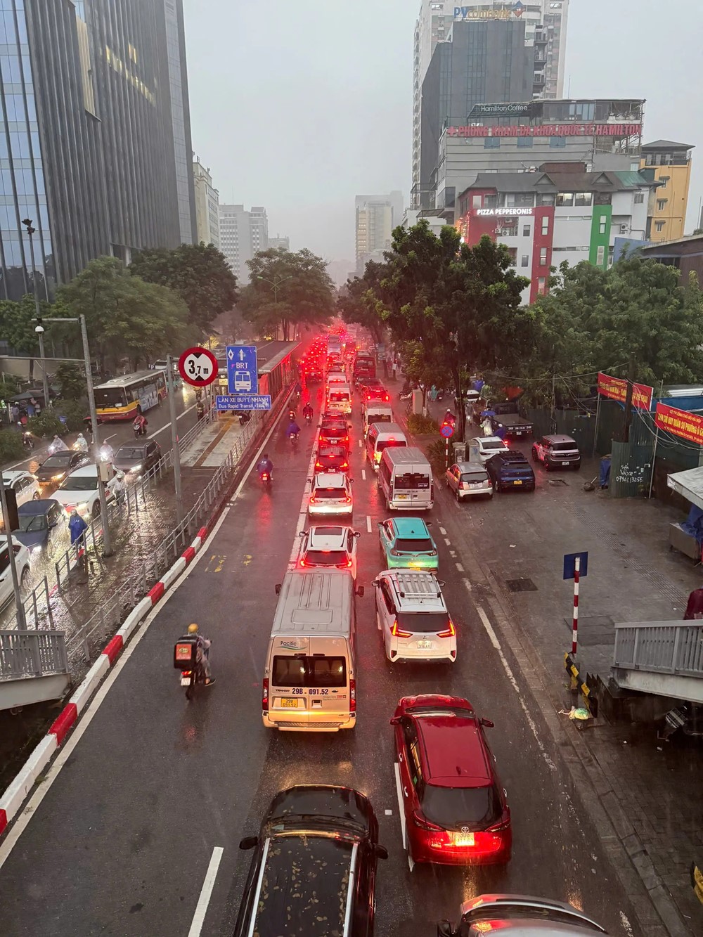 Mưa to xối xả, giao thông Hà Nội hỗn loạn trong giờ tan tầm chiều 30/9 - ảnh 27