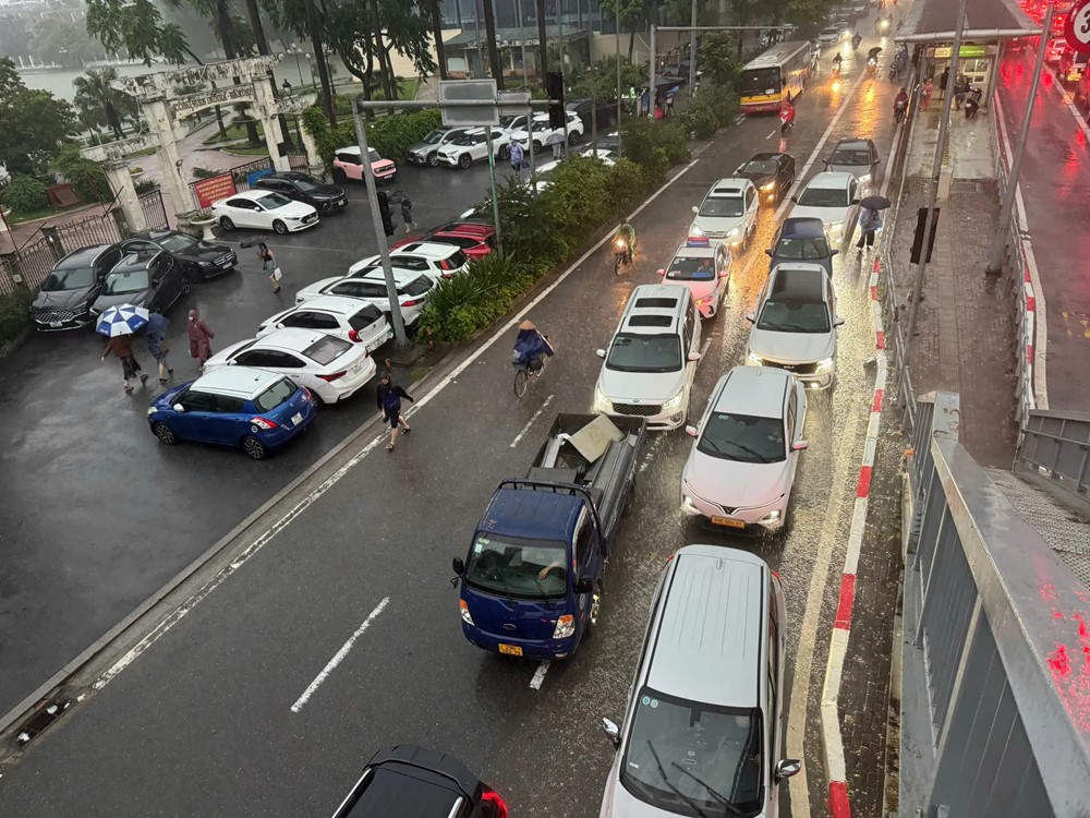 Mưa to xối xả, giao thông Hà Nội hỗn loạn trong giờ tan tầm chiều 30/9 - ảnh 26