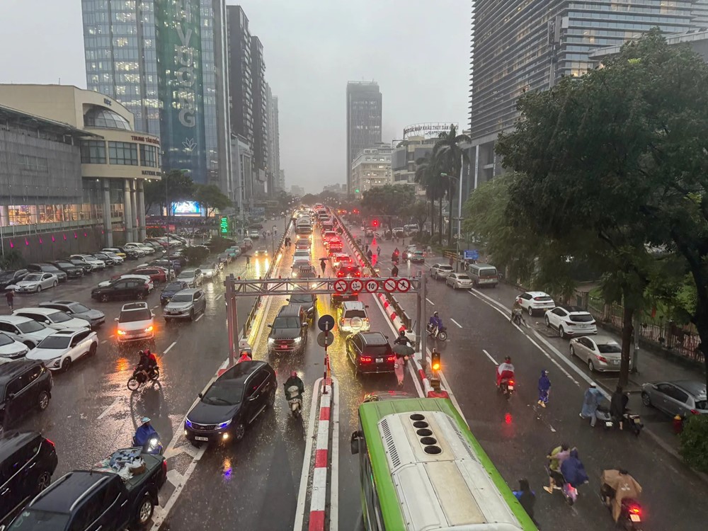 Mưa to xối xả, giao thông Hà Nội hỗn loạn trong giờ tan tầm chiều 30/9 - ảnh 25