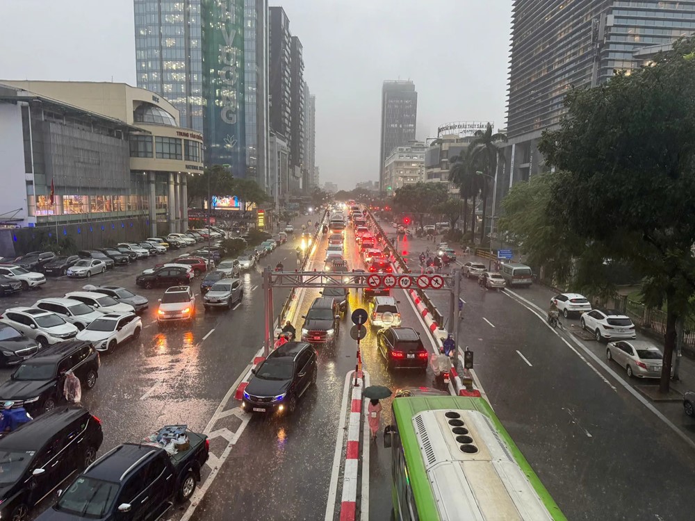 Mưa to xối xả, giao thông Hà Nội hỗn loạn trong giờ tan tầm chiều 30/9 - ảnh 33