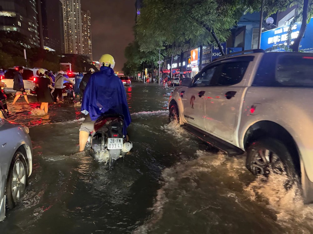 Mưa to xối xả, giao thông Hà Nội hỗn loạn trong giờ tan tầm chiều 30/9 - ảnh 36
