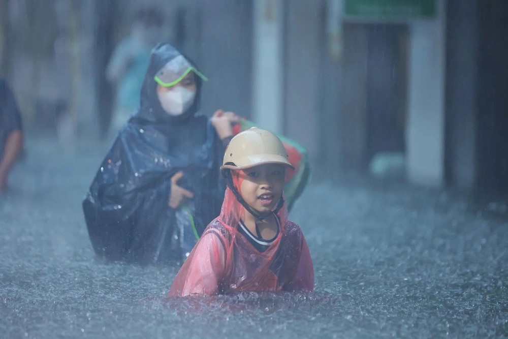 Mưa to xối xả, giao thông Hà Nội hỗn loạn trong giờ tan tầm chiều 30/9 - ảnh 9