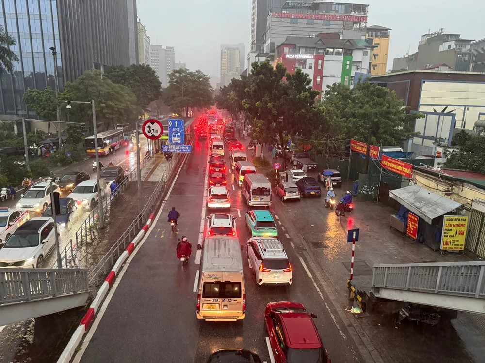 Mưa to xối xả, giao thông Hà Nội hỗn loạn trong giờ tan tầm chiều 30/9 - ảnh 32